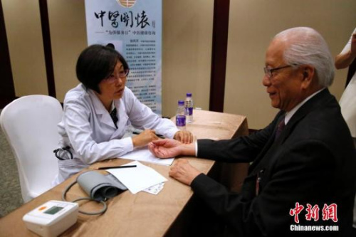 圖為海外僑胞接受中醫(yī)診療。<a target='_blank' >中新社</a>記者 李慧思 攝