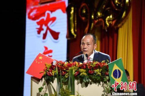 圖為巴西華人協(xié)會(huì)會(huì)長朱蘇忠致辭?！∧尚?攝