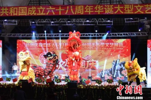 圖為開場舞獅助興?！∧尚?攝