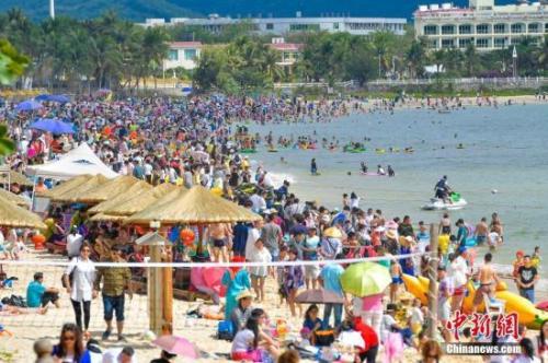 資料圖：節(jié)假日游客扎堆沙灘。 <a target='_blank' >中新社</a>記者 駱云飛 攝