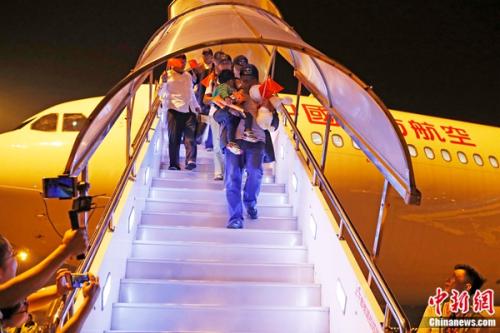 載有161名中方人員的東航MU599航班平安降落在虹橋國際機(jī)場。 殷立勤 攝