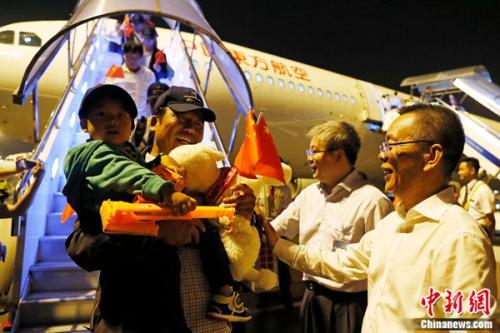 載有161名中方人員的東航MU599航班平安降落在虹橋國際機(jī)場。殷立勤 攝