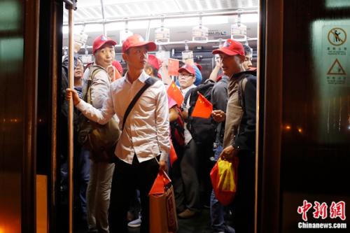 載有161名中方人員的東航MU599航班平安降落在虹橋國際機(jī)場。 殷立勤 攝