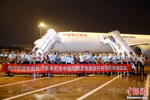 載有161名中方人員的東航MU599航班平安降落在虹橋國際機(jī)場。 殷立勤 攝