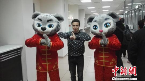 外國武術(shù)選手與第14屆武術(shù)世錦賽吉祥物合影?！⊥蹑?攝