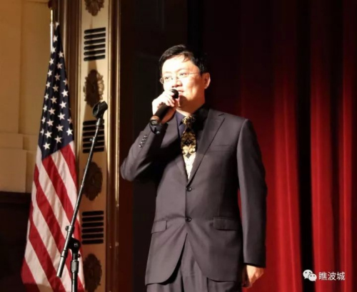 藝術(shù)團(tuán)團(tuán)長(zhǎng)、國(guó)僑辦宣傳司副司長(zhǎng)劉為杰講話。（美國(guó)僑報(bào)）