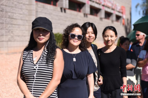 當?shù)貢r間10月1日晚，美國西部旅游勝地拉斯維加斯爆發(fā)“獨狼式攻擊”，一名槍手在曼德勒海灣酒店高層向正在參加露天音樂會的人群掃射，截至當?shù)貢r間10月2日中午已造成50多人死亡，500多人受傷。2日，很多拉斯維加斯當?shù)厝A人前往血液中心，為在槍擊事件中受傷的人們獻血。人們還帶來很多食物和水，送給獻血者和志愿者。 <a target='_blank' >中新社</a>記者 張朔 攝