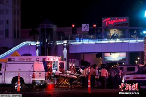 有目擊者稱，事發(fā)時(shí)，槍手從高處向人群射擊，槍聲持續(xù)時(shí)間超過(guò)5分鐘。