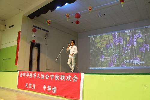 聯(lián)合會(huì)上獨(dú)唱“友誼之光”。