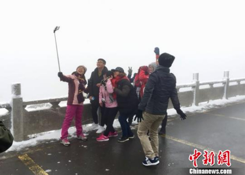 游客在景區(qū)玩起自拍。　甄梅　攝