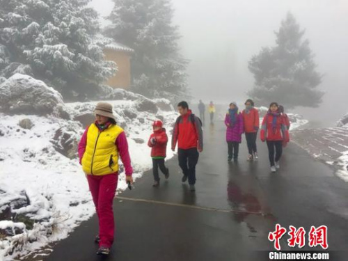 雪天依然難擋游人的腳步，大批游客來(lái)到天山天池景區(qū)游覽賞雪景?！≌缑贰z