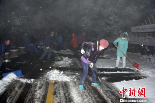 天山天池景區(qū)為保游客出行暢通，組織環(huán)衛(wèi)人員進(jìn)行清掃作業(yè)?！∑铑伋z