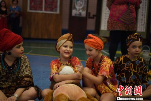 圖為慈佑學(xué)校各國各族裔學(xué)生在現(xiàn)場。　莫成雄 攝