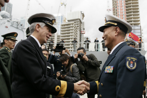 王仲才(右)向前來送行的英國軍隊將領表示感謝。(《歐洲時報》/陳述 攝)