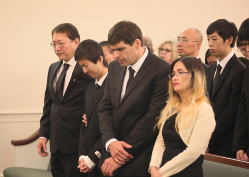 劉美蕓悲痛的父親劉志強(qiáng)(左起)、哥哥劉心誠(chéng)和媽媽羅麗玲(右)。(美國(guó)《世界日?qǐng)?bào)》/張蕙燕 攝)