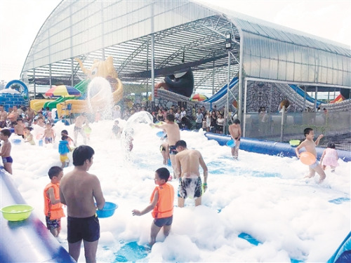 長假期間，長廊生態(tài)園內(nèi)舉行泡泡大戰(zhàn)活動(dòng)，場(chǎng)面熱鬧。 李雨溪 攝