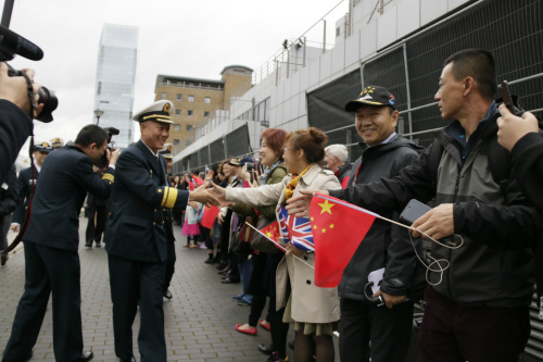 王仲才與僑胞一一握手。(《歐洲時報》/陳述 攝)