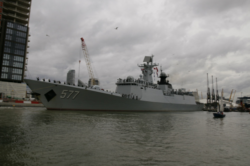 黃岡號緩緩駛出金絲雀碼頭。(《歐洲時報》/陳述 攝)