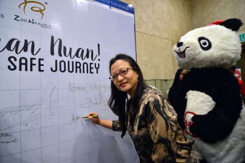 嘉賓簽名寄語活動。