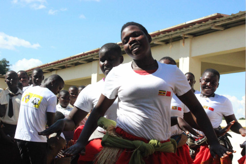 學(xué)生們用歌舞表演歡迎來(lái)訪嘉賓。