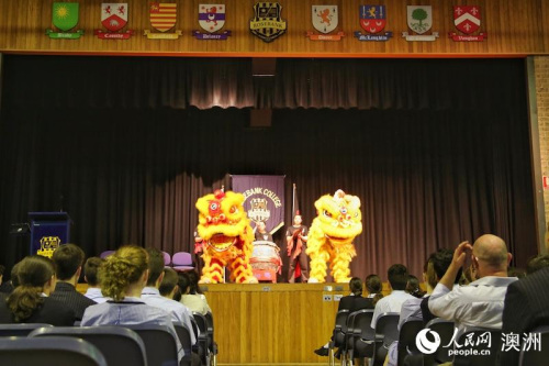 揭幕儀式上的舞獅表演。