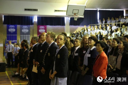 師生出席活動共同慶?？鬃诱n堂揭幕。曲佳妮 攝