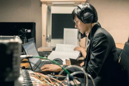 一走進(jìn)錄音室孫紹庭便顯得氣場十足（圖片均來自華加微信公眾號）