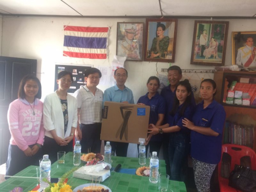 總領(lǐng)館向華文學(xué)校捐贈(zèng)打印機(jī)。