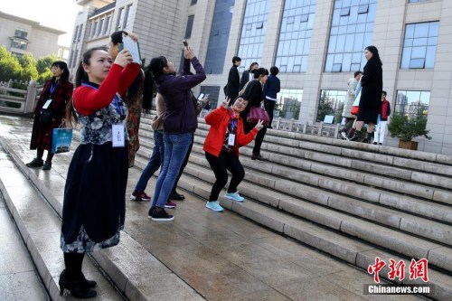 10月12日，學員們在校園內拍照留念。