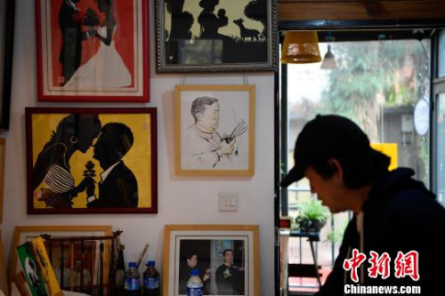 圖為工作室內(nèi)展示的剪紙作品?！⑷疥?yáng) 攝