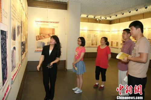 圖為蘇文珠為讀者講解展覽內(nèi)容。受訪者供圖