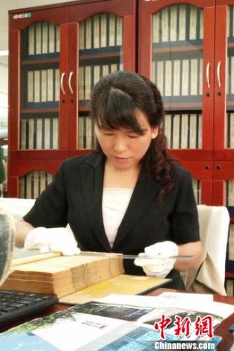 圖為蘇文珠在進(jìn)行古籍普查。受訪者供圖