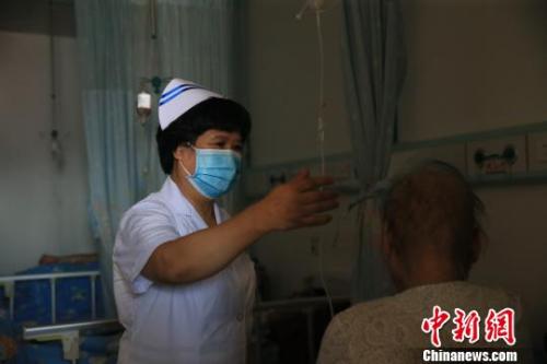 杜麗群在護(hù)理艾滋病人?！㈠P　攝