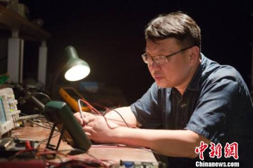 鄧建軍在維修設(shè)備。 江蘇常州黑牡丹(集團(tuán))股份有限公司供圖。