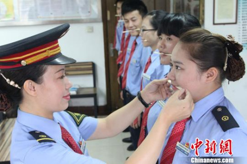 陳美芳對列車員進(jìn)行培訓(xùn)。陳美芳提供