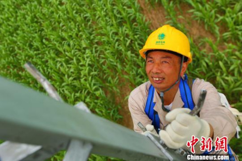 許啟金正在登塔作業(yè)?！№n蘇原 攝