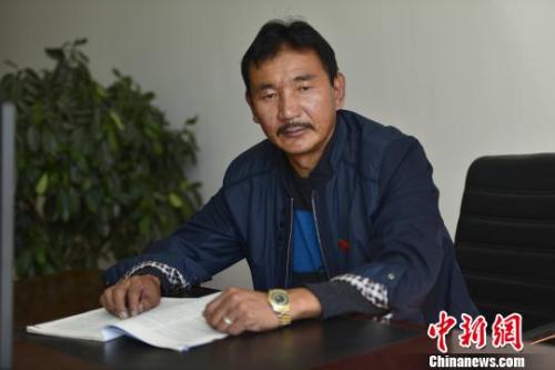 十九大代表向巴扎西。　周文元 攝