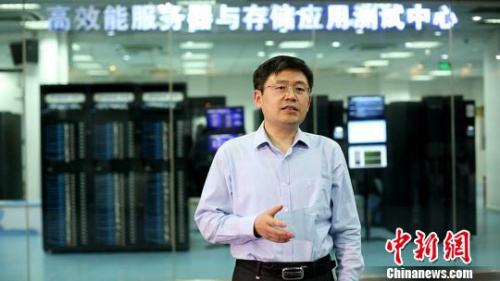 圖為，中國工程院院士、浪潮集團首席科學家王恩東在浪潮展廳介紹科研成果。資料圖