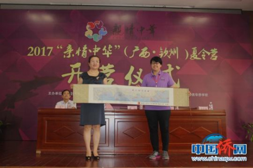 圖為廣西僑聯(lián)與泰方互贈禮品 鄧惠文 攝