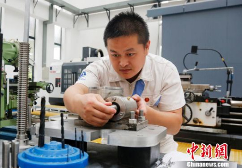 圖為工作中的周皓?！∫Ｃ?攝