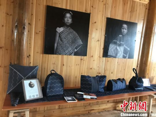 加入設計元素、融入現代生活的侗錦產品 傅煜 攝