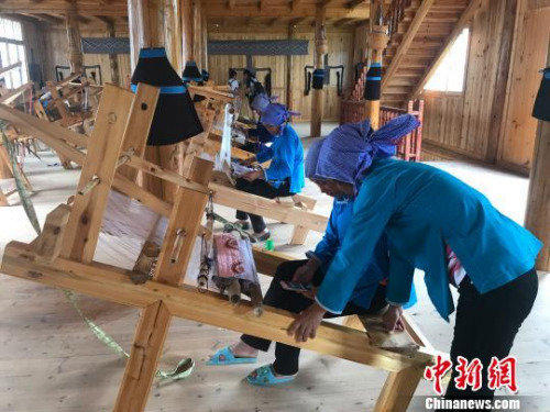 織娘們在“中國侗錦傳承基地”互相交流、切磋技藝 傅煜 攝