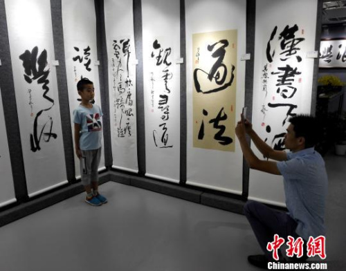 王巖平藝術(shù)工作室展示書法精品。　楊伏山 攝