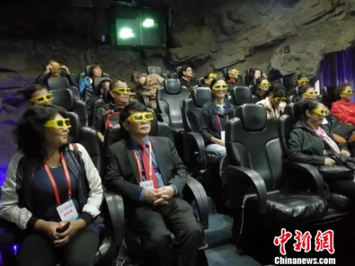 海外華文教育代表在觀看《煤炭是如何形成的》4D影片?！罱苡?攝