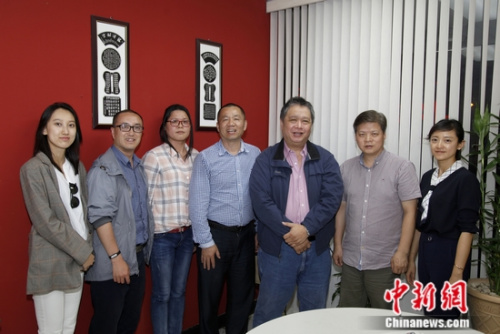 中國新聞社副社長兼副總編輯夏春平( 左四)及訪問團(tuán)成員與《拉美僑聲》社長朱挺彰(右三)等合影。余瑞冬 攝
