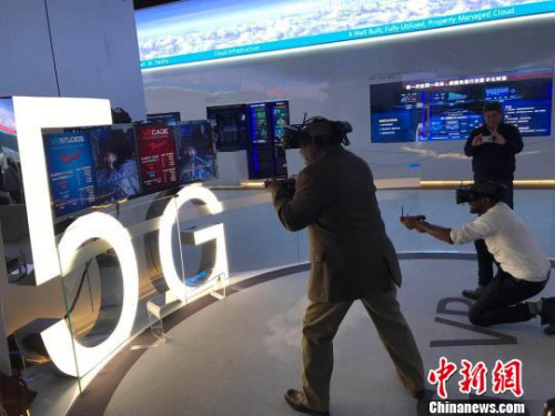 圖為拉美和加勒比國家記者在深圳華為公司體驗“中國制造”最新技術(shù)和產(chǎn)品?！⌒ば?攝