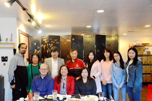 當(dāng)天參加活動(dòng)人員合照：蕭愛(ài)萍律師一家及其支持者，及芝加哥華文媒體的記者們。（美國(guó)《神州時(shí)報(bào)》）