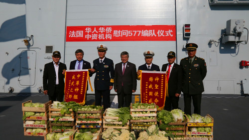 中國駐法大使館臨時(shí)代辦關(guān)鍵在歡迎海軍編隊(duì)儀式上，與王仲才少將(左三)、徐四清少將(右三)一起見證法國南方華人總商會(huì)會(huì)長李峰(右二)向中國海軍贈(zèng)送物資。(《歐洲時(shí)報(bào)》/記者歐文 攝)