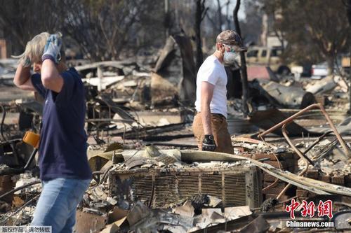 美國加州大火災區(qū)的廢墟。美國《世界日報》