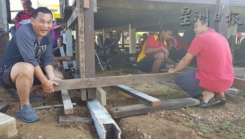 林慶豐（左）也是首次親自參與遷移工程，很有成就感。（馬來西亞《星洲日報》）